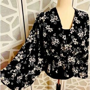 Francesca‘s Women’s Floral Black & White Long Belle Sleeved Shirt, Size Medium.